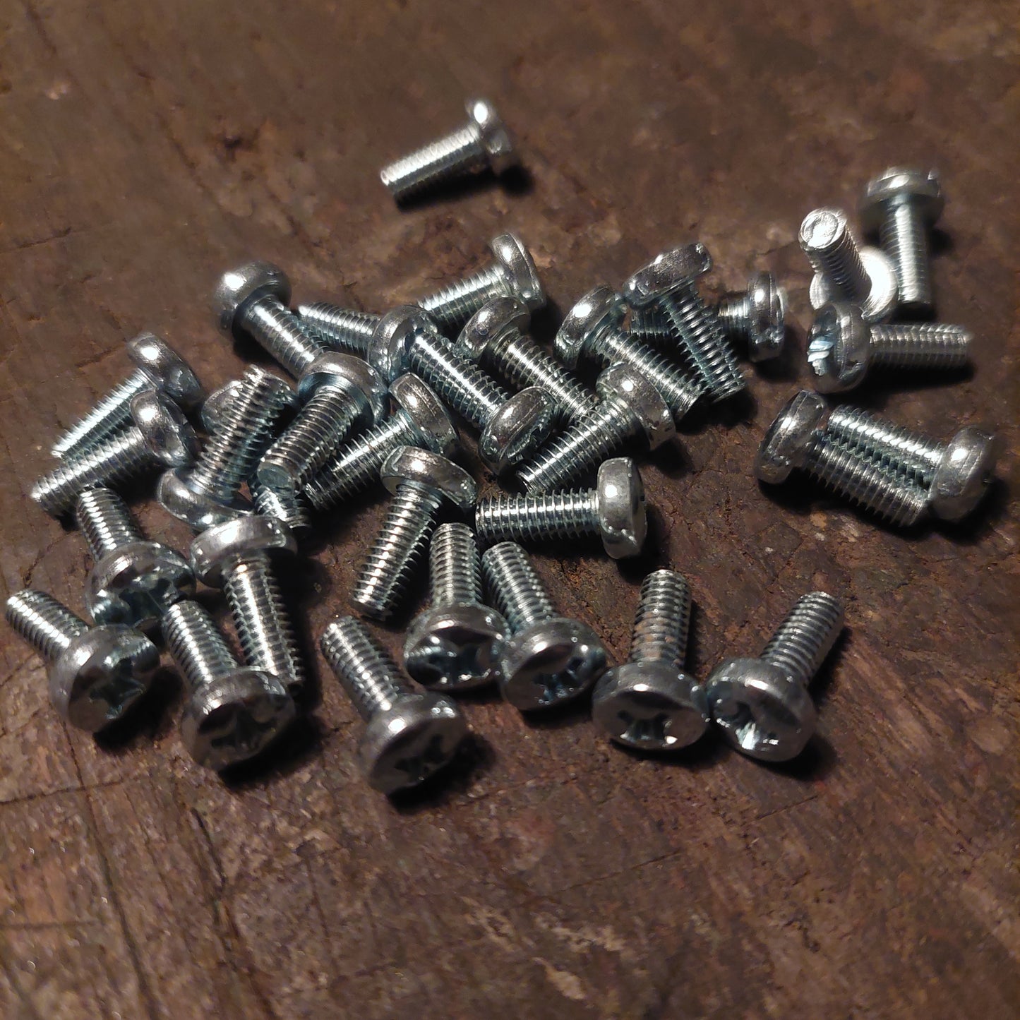 schroef M4x10met kruiskop